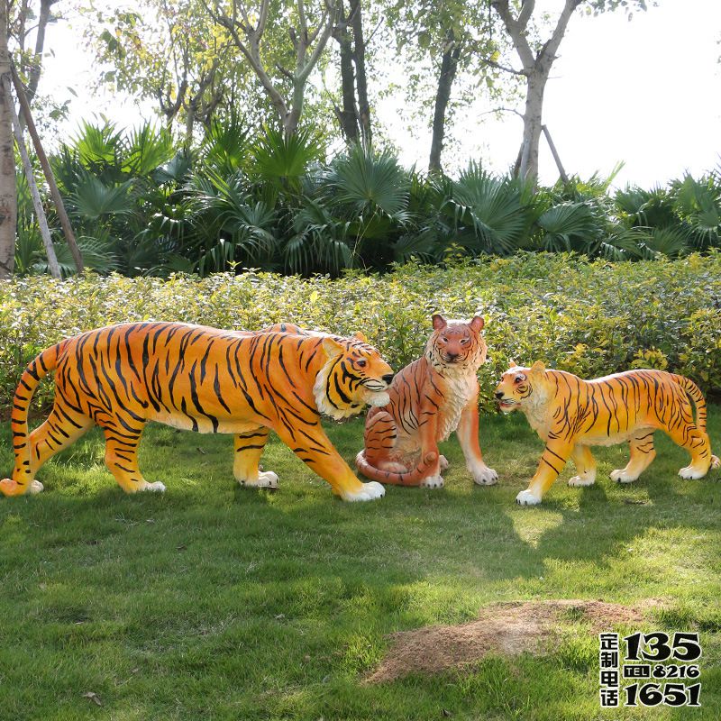 公園里擺放的三只仿真動(dòng)物玻璃鋼彩繪老虎雕塑 公園里擺放的三只仿真動(dòng)物玻璃鋼彩繪老虎雕塑