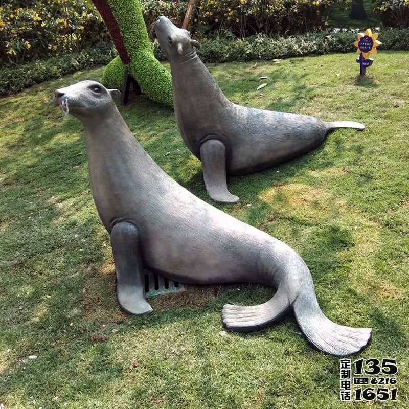 公園里擺放的兩只玻璃鋼創意海豹雕塑 公園里擺放的兩只玻璃鋼創意海豹雕塑