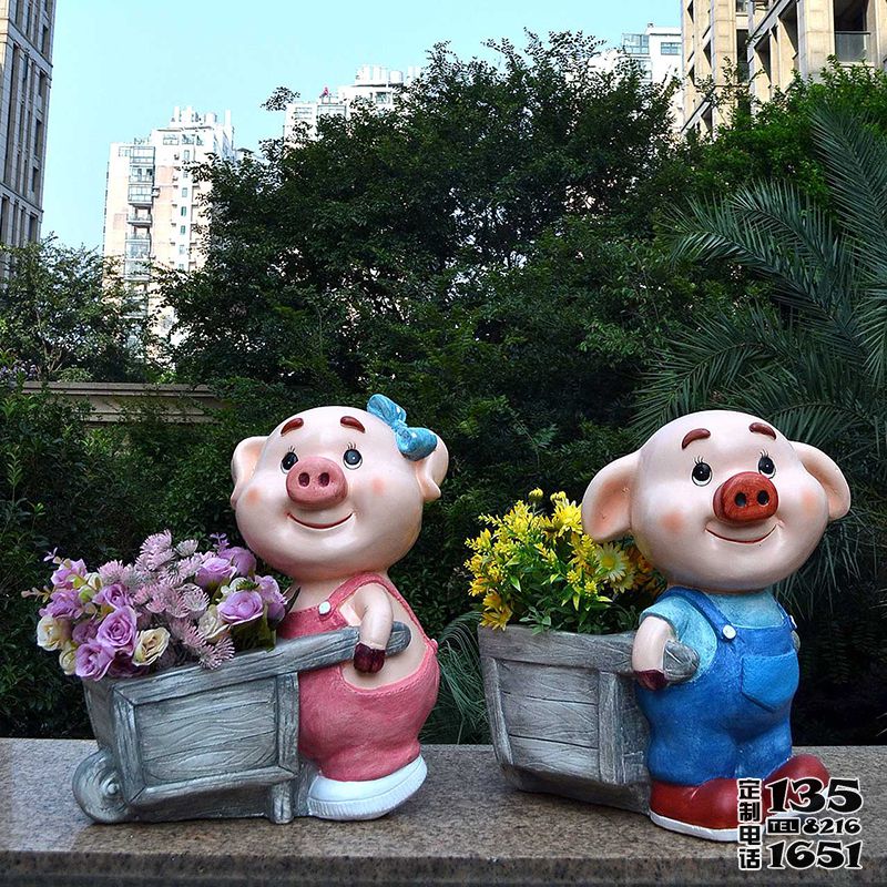花園庭院玻璃鋼彩繪創意卡通推拉小車的豬雕塑 花園庭院玻璃鋼彩繪創意卡通推拉小車的豬雕塑
