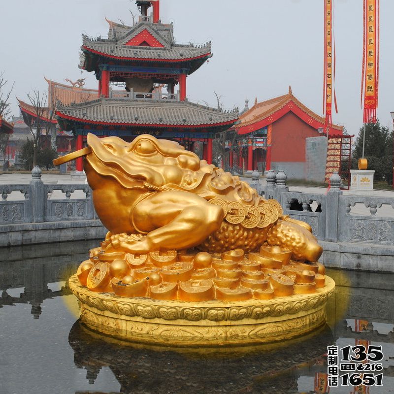 景區(qū)大型玻璃鋼噴漆金蟾雕塑 景區(qū)大型玻璃鋼噴漆金蟾雕塑