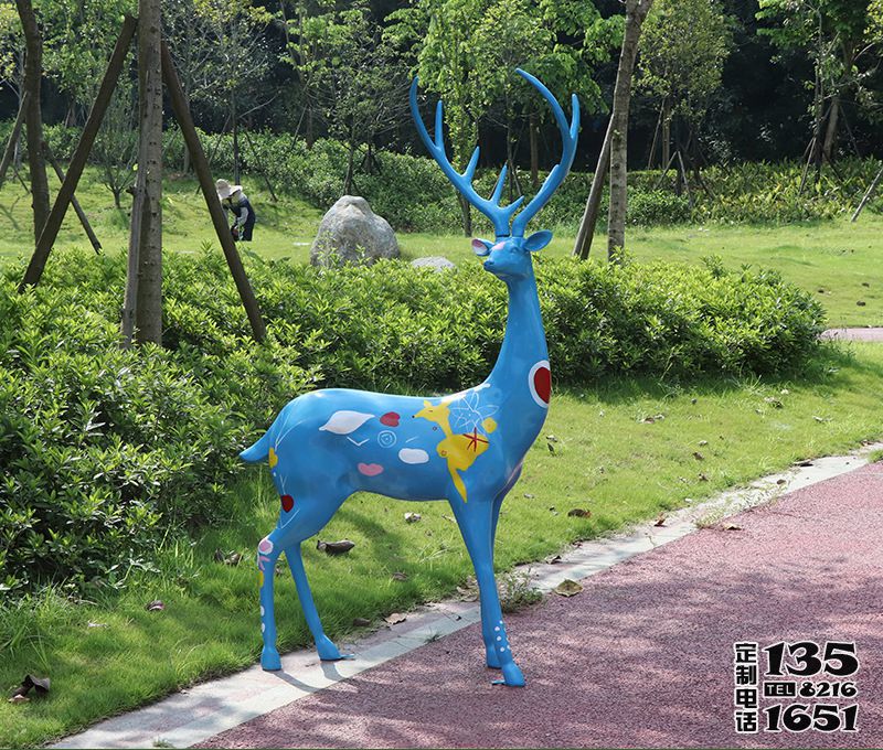 城市廣場創(chuàng)意玻璃鋼彩繪藍色梅花鹿雕塑 城市廣場創(chuàng)意玻璃鋼彩繪藍色梅花鹿雕塑