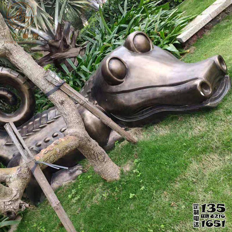 草地?cái)[放的玻璃鋼仿銅創(chuàng)意鱷魚(yú)雕塑 草地?cái)[放的玻璃鋼仿銅創(chuàng)意鱷魚(yú)雕塑