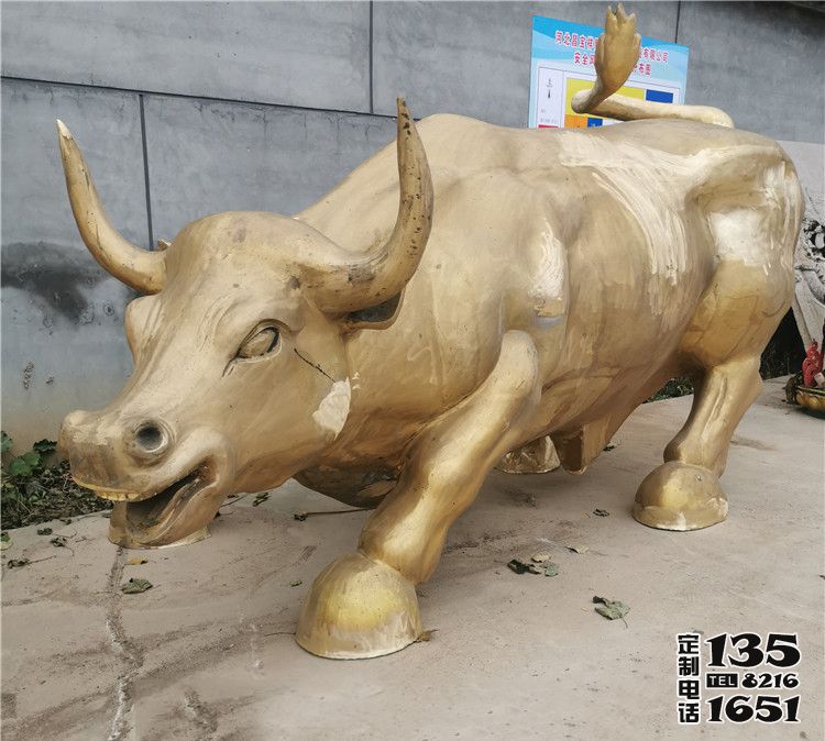 公園里擺放的一只玻璃鋼漆金創(chuàng)意華爾街牛雕塑 公園里擺放的一只玻璃鋼漆金創(chuàng)意華爾街牛雕塑