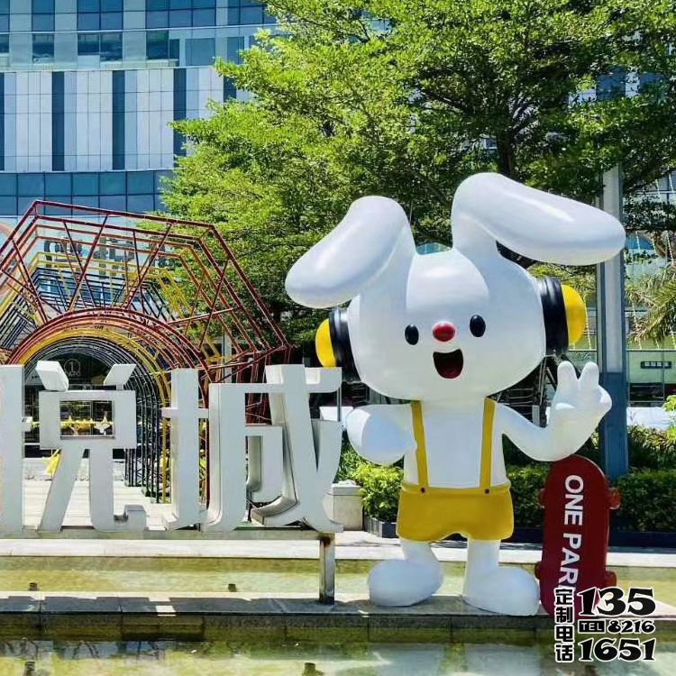 游樂(lè)場(chǎng)一只白色玻璃鋼卡通兔子雕塑 游樂(lè)場(chǎng)一只白色玻璃鋼卡通兔子雕塑