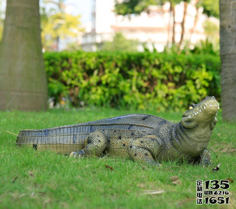 動(dòng)物草坪玻璃鋼仿真到動(dòng)物鱷魚雕塑 動(dòng)物草坪玻璃鋼仿真到動(dòng)物鱷魚雕塑
