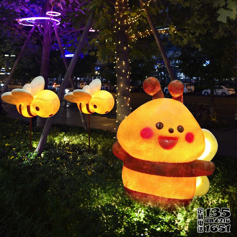 公園草叢插電源發亮卡通小蜜蜂玻璃鋼雕塑 公園草叢插電源發亮卡通小蜜蜂玻璃鋼雕塑