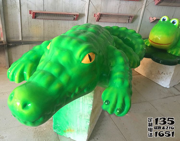 游樂(lè)場(chǎng)擺放的玻璃鋼卡通鱷魚雕塑 游樂(lè)場(chǎng)擺放的玻璃鋼卡通鱷魚雕塑
