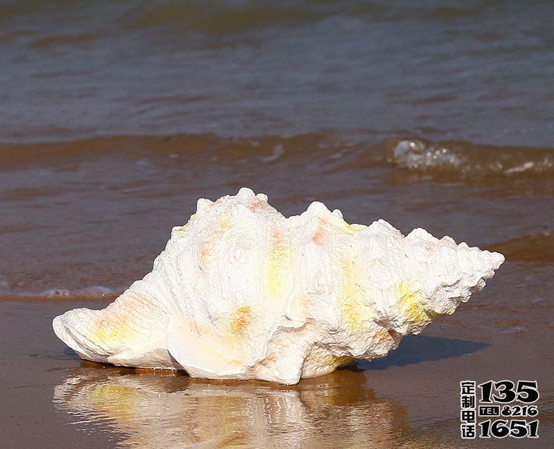 湖邊擺放的長(zhǎng)行的玻璃鋼創(chuàng)意海螺雕塑 湖邊擺放的長(zhǎng)行的玻璃鋼創(chuàng)意海螺雕塑
