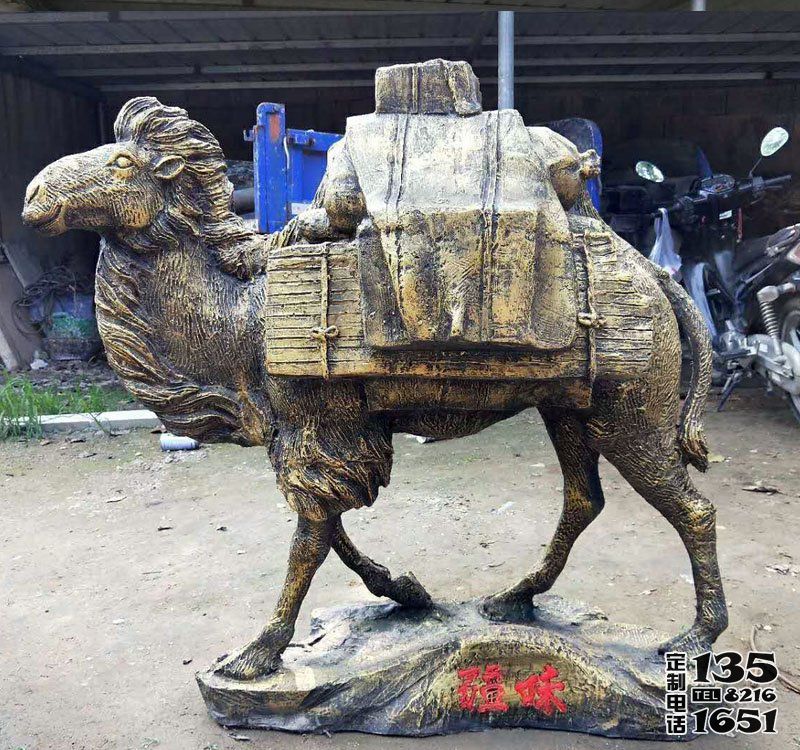公園街道邊擺放的背著行李行走的玻璃鋼仿真創意駱駝雕塑 公園街道邊擺放的背著行李行走的玻璃鋼仿真創意駱駝雕塑