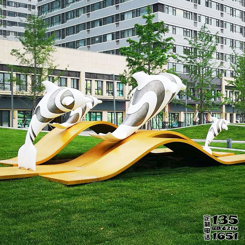 小區(qū)草坪玻璃鋼沖浪海豚景觀雕塑 小區(qū)草坪玻璃鋼沖浪海豚景觀雕塑